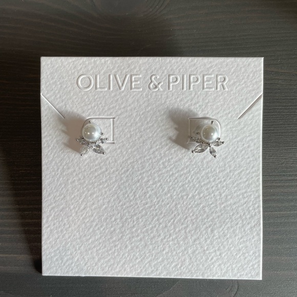 Sandra Studs - Pearl and Silver Floral Earrings - Picture 3 of 6